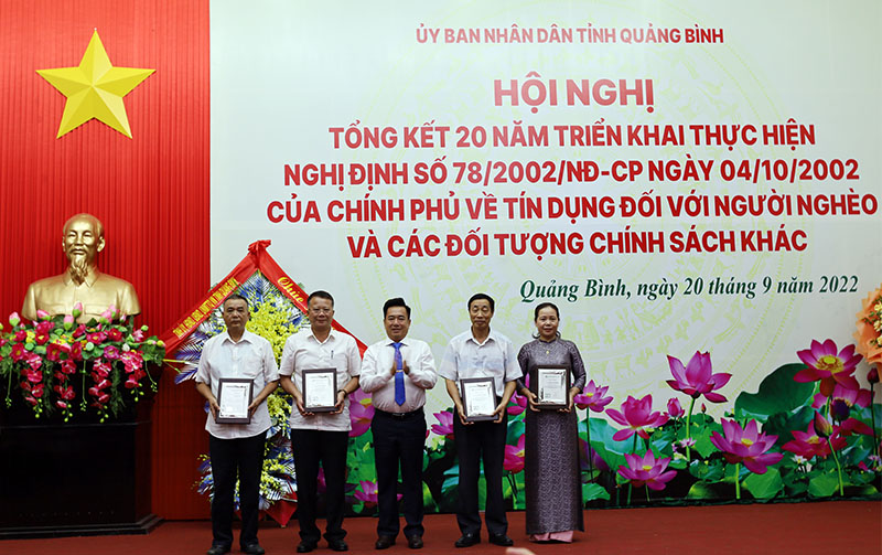 Các cá nhân được Tổng Giám đốc NHCSXH Việt Nam vinh danh vì đã có đóng góp trong hoạt động của NHCSXH