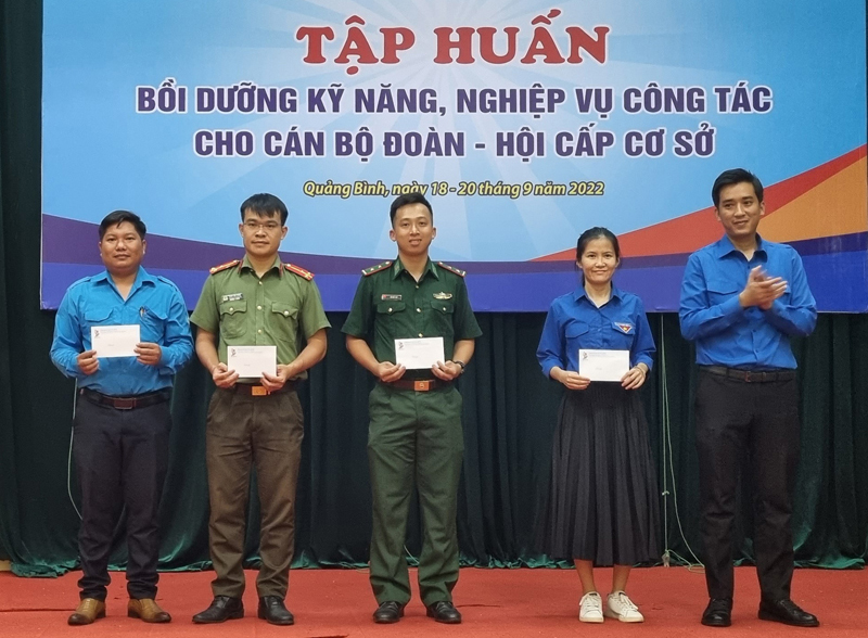 Đồng chí Trần Khánh Cường, Phó Bí thư Tỉnh Đoàn, Chủ tịch Hội LHTN Việt Nam tỉnh trao phần thưởng cho các học viên xuất sắc