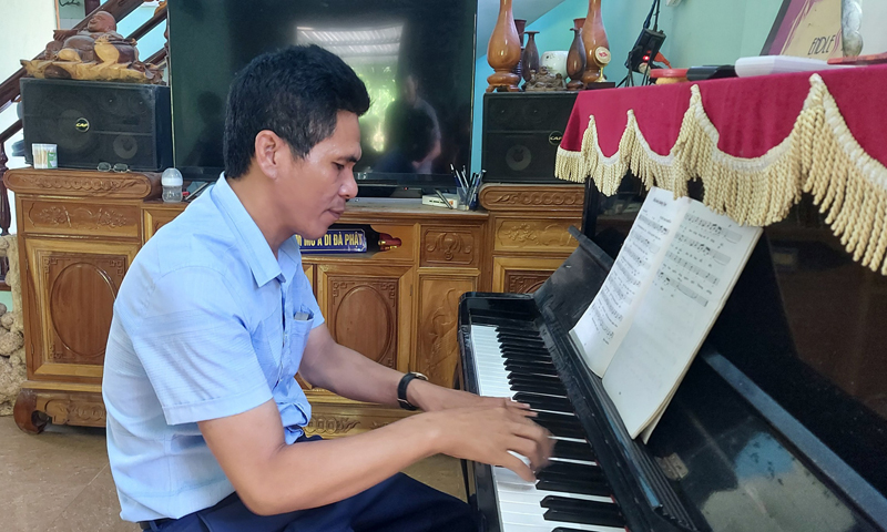 Với nhạc sĩ Nguyễn Minh Tám: Sáng tác âm nhạc là niềm đam mê, là cách để thể hiện tình yêu với quê hương.