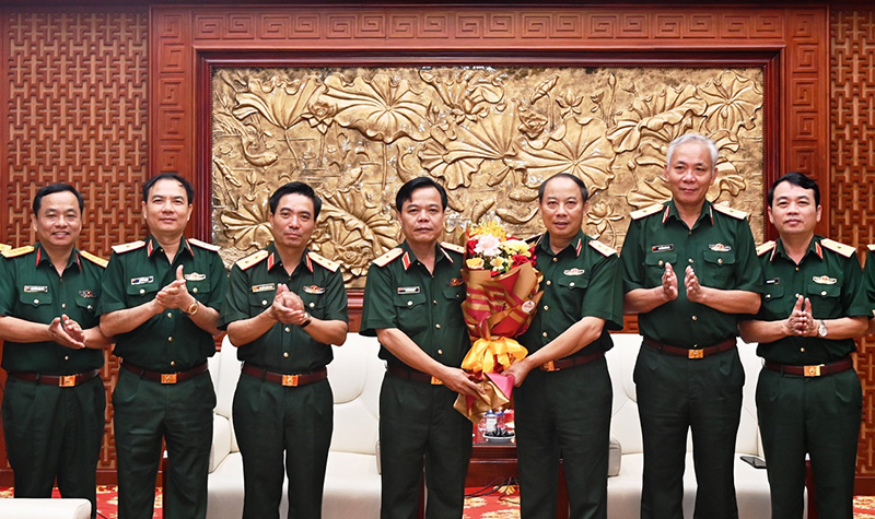 Thủ trưởng Bộ Tư lệnh Quân khu 4 và các cơ quan Quân khu tặng hoa chúc mừng Thiếu tướng Lê Hồng Nhân (người đứng thứ 4, từ phải sang)