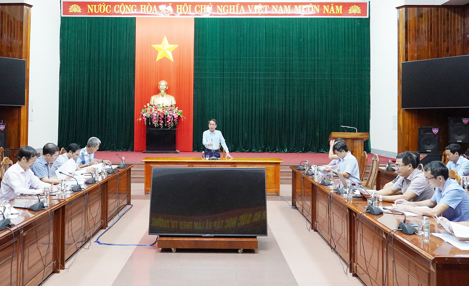 Đồng chí Phó Chủ tịch UBND tỉnh Phan Mạnh Hùng đặt vấn đề tại buổi làm việc.