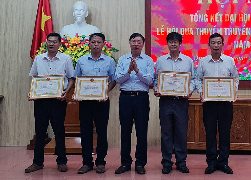 Lãnh đạo huyện Quảng Ninh trao giấy khen cho các cá nhân có thành tích trong công tác tổ chức Đại hội TDTT và lễ hội đua thuyền truyền thống huyện Quảng Ninh năm 2022.