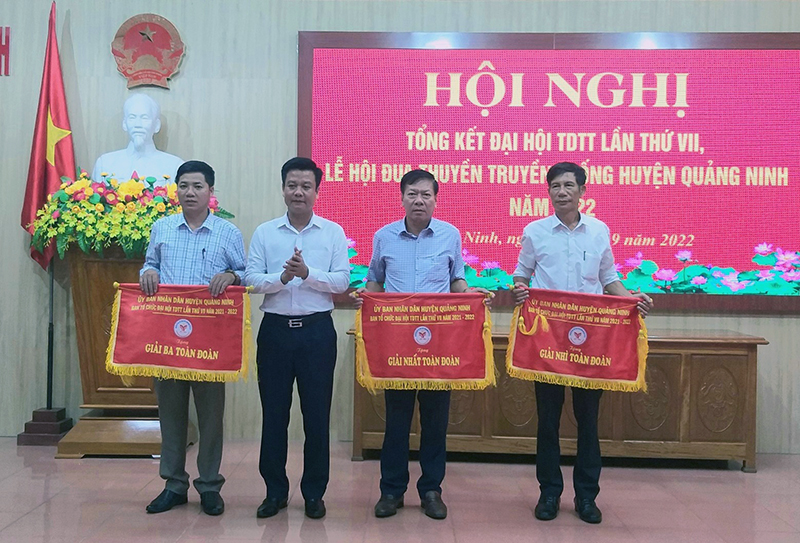 Lãnh đạo huyện Quảng Ninh trao giấy khen cho các cá nhân có thành tích trong công tác tổ chức Đại hội TDTT và lễ hội đua thuyền truyền thống huyện Quảng Ninh năm 2022.