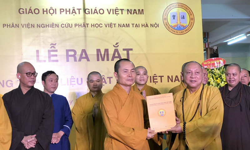 Hòa thượng Ts Thích Gia Quang - Phó Chủ tịch Hội đồng Trị sự, Viện trưởng Phân viện Nghiên cứu Phật học Việt Nam tại Hà Nội trao Quyết định cho các ủy viên Trung tâm tư liệu Phật giáo Việt Nam.