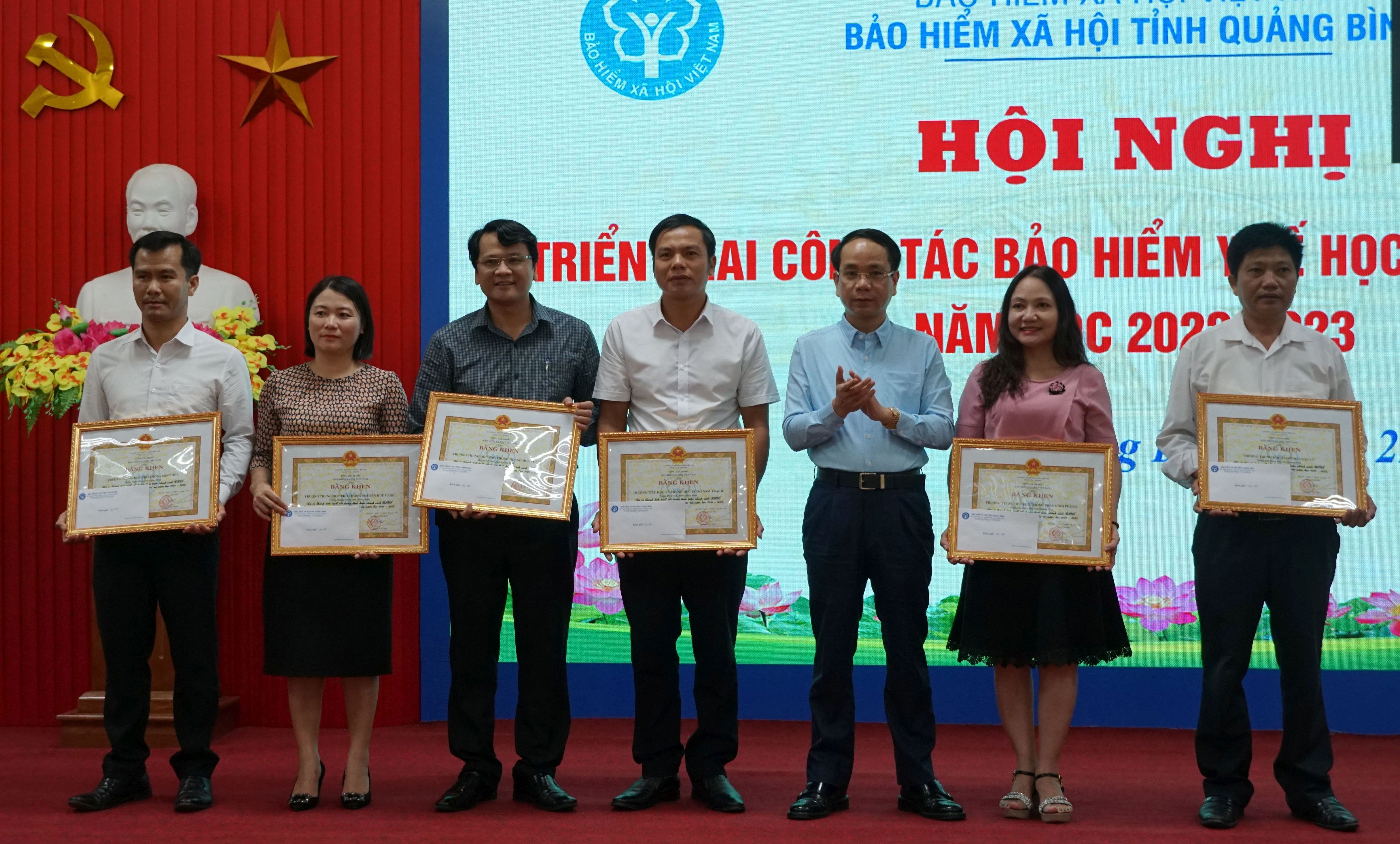 : Đồng chí Phó Chủ tịch UBND tỉnh Phan Mạnh Hùng trao bằng khen của BHXH Việt Nam cho các tập thể có thành tích xuất sắc trong công tác thực hiện chính sách BHYT HSSV trong năm học 2021-2022.