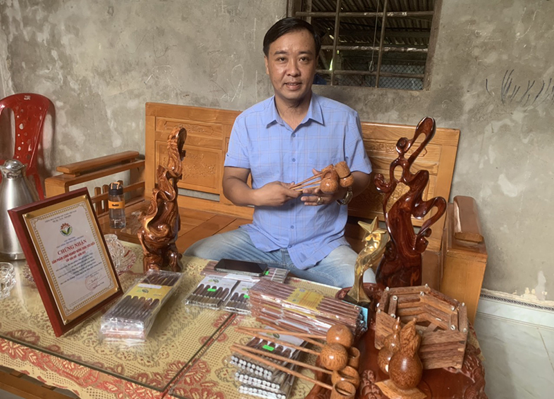 Anh Lê Thanh Triển và những sản phẩm mỹ nghệ từ gỗ dừa.
