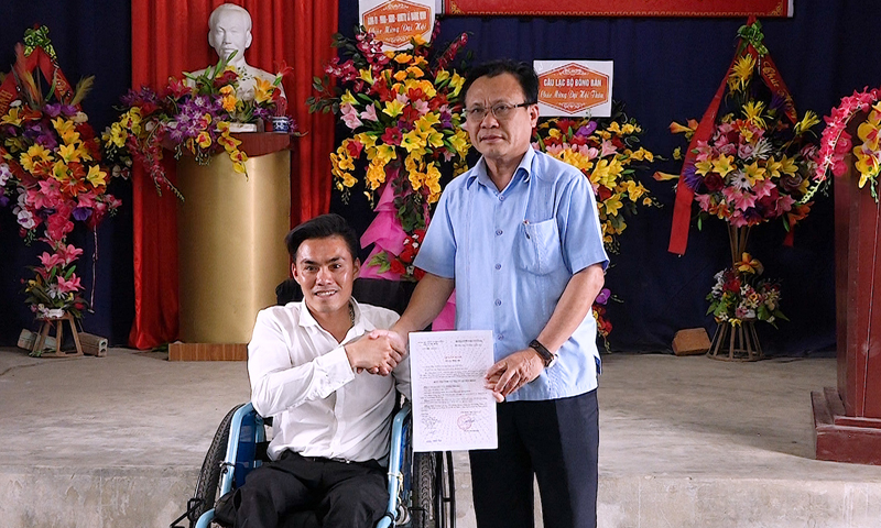  Đại diện lãnh đạo Thị ủy Ba Đồn trao quyết định kết nạp đảng viên cho anh Hoàng Thái Hòa.