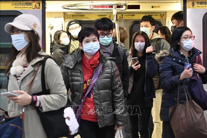 Người dân đeo khẩu trang để phòng tránh lây nhiễm COVID-19 tại Đài Bắc, Đài Loan, Trung Quốc. Ảnh tư liệu: AFP/TTXVN