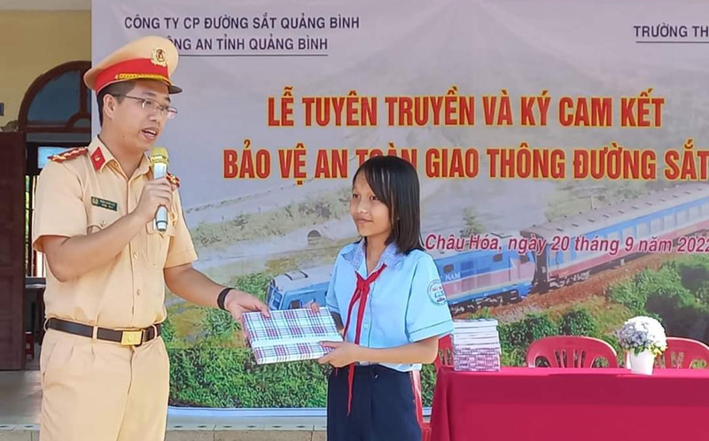 Cán bộ Phòng CSGT tặng quà cho học sinh Trường THCS Châu Hóa có câu trả lời đúng về quy định của Luật Đường sắt.