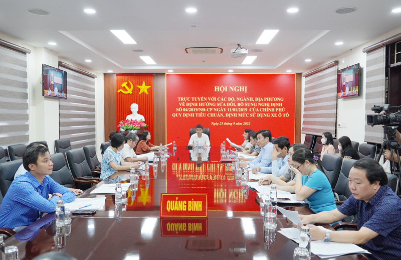Đại diện lãnh đạo các sở, ban, ngành và các huyện, thị xã, thành phố dự hội nghị tại điểm cầu tỉnh Quảng Bình.