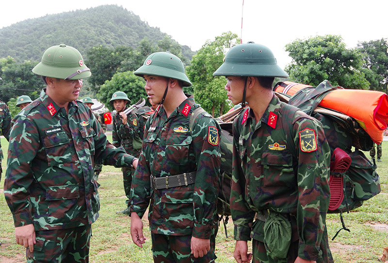 Đại tá Hoàng Xuân Đông, Phó Chỉ huy trưởng, Tham mưu trưởng Bộ CHQS tỉnh kiểm tra công tác chuẩn bị của từng chiến sỹ.