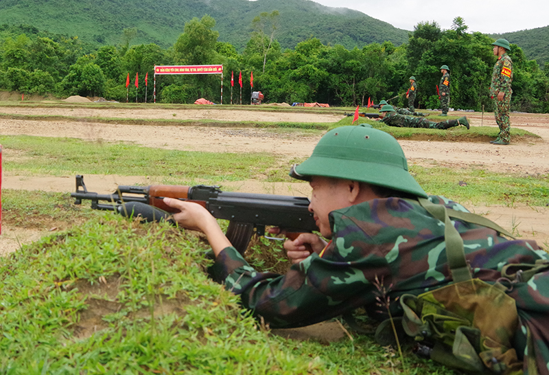 Khối quân nhân chuyên nghiệp thực hành kiểm tra bắn súng Tiểu liên AK bài 1 (bắn mục tiêu ẩn hiện ban ngày)