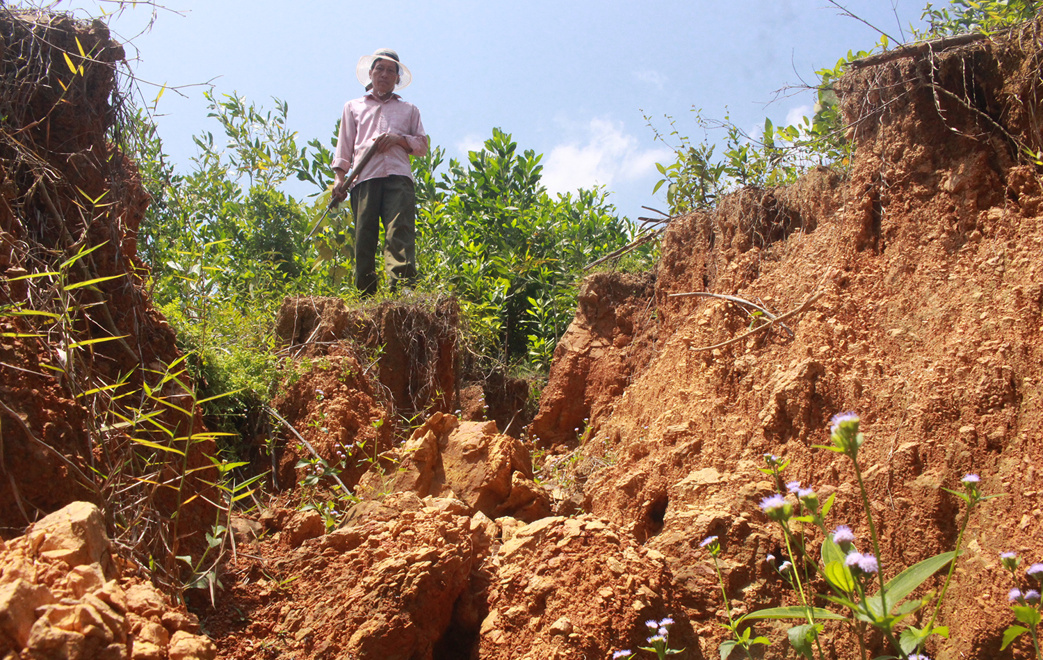 Một vết nứt lớn trên sườn núi phía sau khu dân cư TDP8, thị trấn Quy Đạt có nguy cơ sạt lở cao.