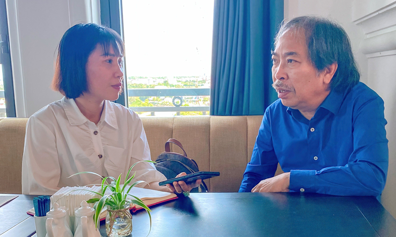 Nhà văn Nguyễn Quang Thiều trò chuyện cùng phóng viên Báo Quảng Bình.