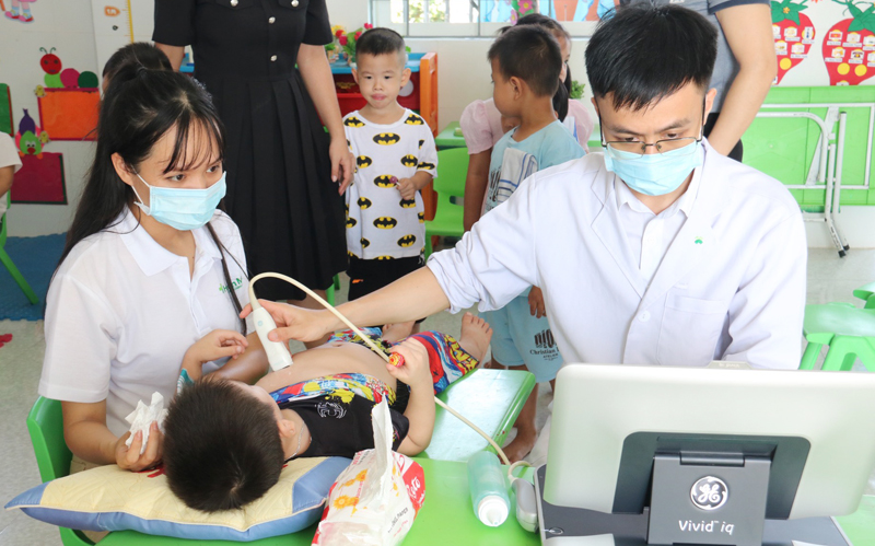 Học sinh mầm non và tiểu học trên địa bàn huyện Quảng Trạch được khám sàng lọc bệnh tim bẩm sinh tại trường.