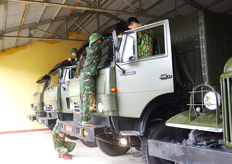 Kiểm tra tình trạng kỹ thuật của xe chở quân, phương tiện cứu kéo tại Trung đội Vận tải.