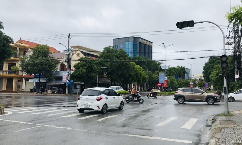 Đến ngày 25/9, cụm tín hiệu giao thông trên đường Nguyễn Hữu Cảnh giao nhau với đường Lê Lợi vẫn chưa hoạt động.