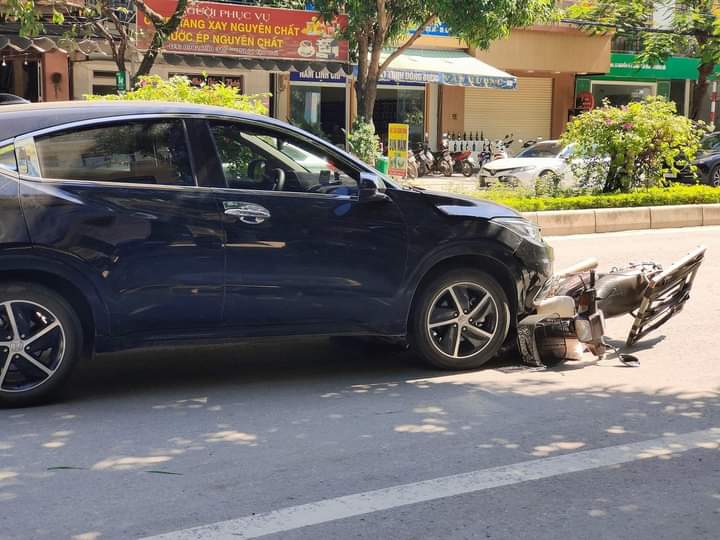 trên đường Lê Lợi, điểm gần cụm đèn giao thông này đã xảy ra một vụ va chạm giữa xe ô tô với xe mô tô.