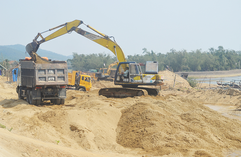 Tình trạng khai thác, thu mua, tập kết, kinh doanh cát sỏi lòng sông ở khu vực xã Phù Hóa và Cảnh Hóa đã có sự chuyển biến.