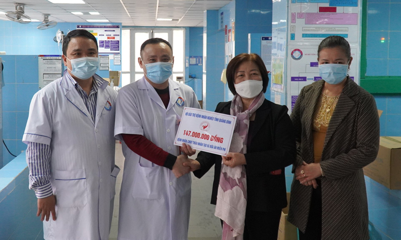 Hội Bảo trợ bệnh nhân nghèo tỉnh Quảng Bình trao hỗ trợ cho bệnh nhân chạy thận tại Bệnh viện hữu nghị Việt Nam-Cuba Đồng Hới.