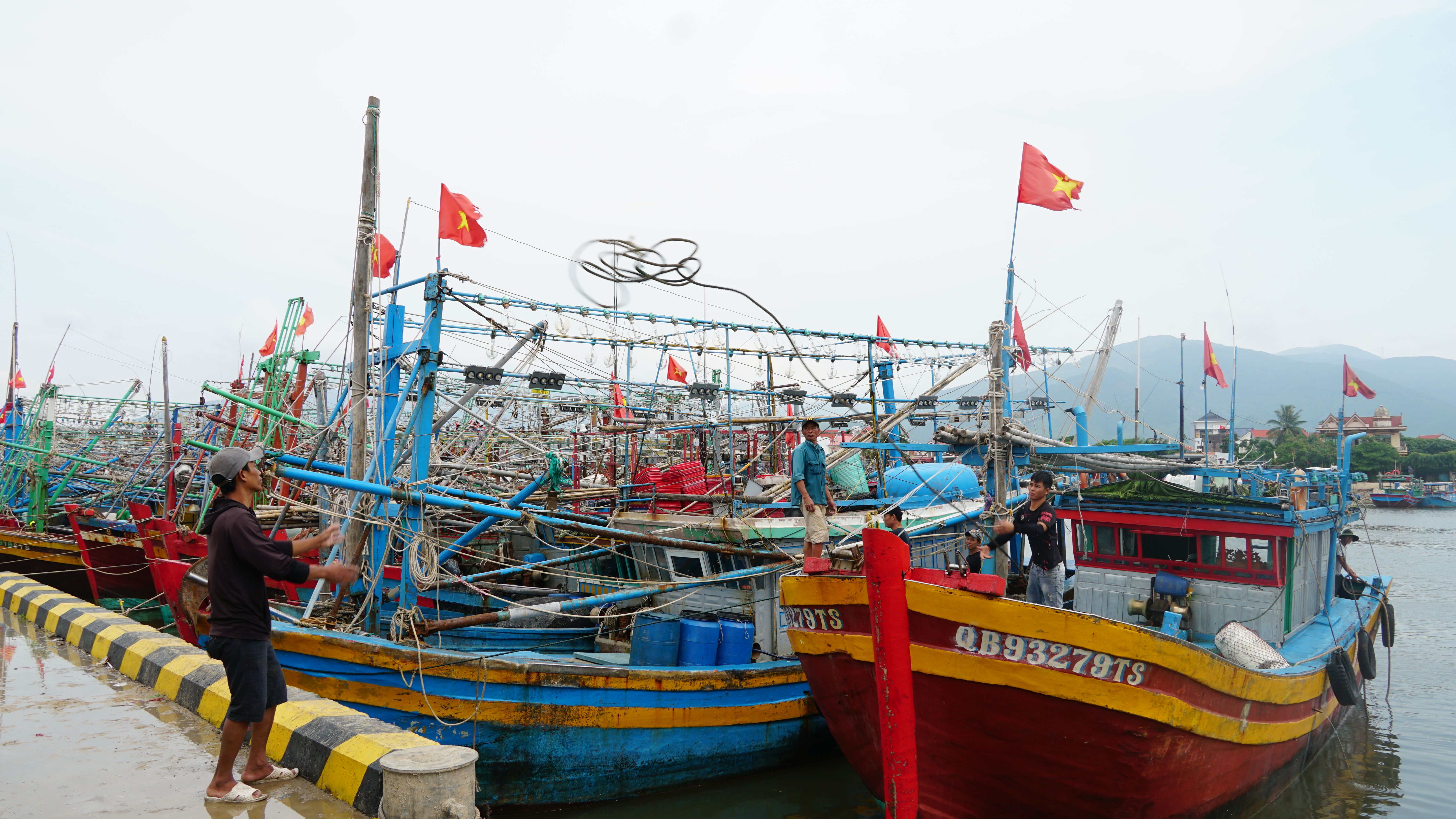 Ngư dân xã Cảnh Dương (Quảng Trạch) neo đậu tàu cá để tránh, trú bão số 4.