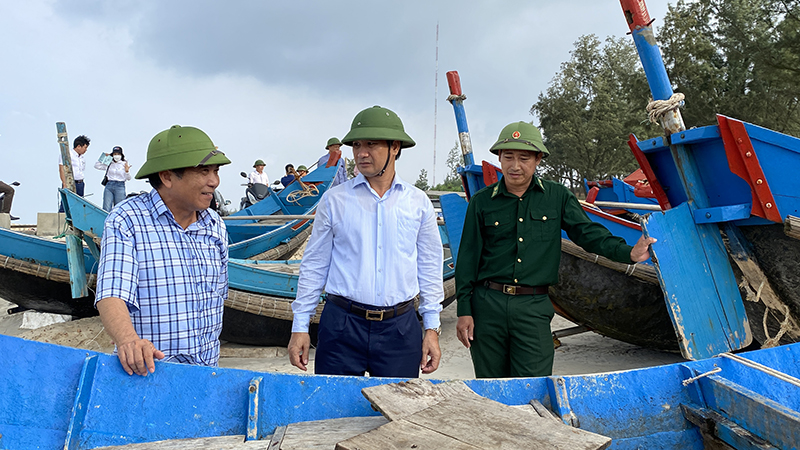 Đồng chí Phó Chủ tịch Thường trực UBND tỉnh Đoàn Ngọc Lâm kiểm tra công tác chuẩn bị ứng phó bão số 4 tại huyện Lệ Thủy.