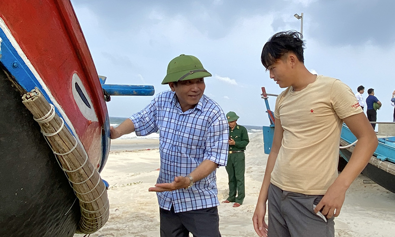 Đồng chí Phó Chủ tịch Thường trực UBND tỉnh Đoàn Ngọc Lâm động viên ngư dân đua tàu thuyền lên bờ tránh bão.