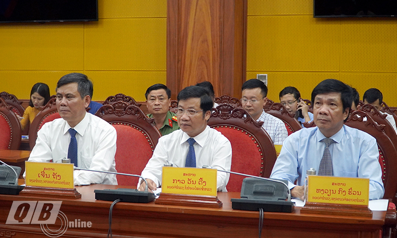 Các thành viên đoàn đại biểu cấp cao tỉnh Quảng Bình tham dự hội đàm
