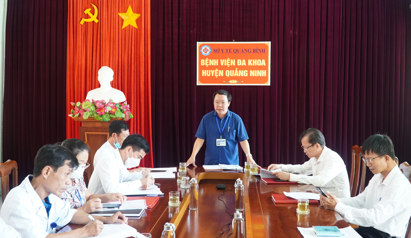 Phó Giám đốc Sở Y tế bác sĩ Đinh Viễn Anh trao đổi các phương án ứng phó bão Noru với Bệnh viện đa khoa và Trung tâm Y tế huyện Quảng Ninh.