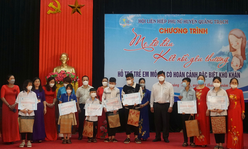 Các cấp hội phụ nữ huyện Quảng Trạch kết nối, nhận đỡ đầu cho các trẻ mô côi trên địa bàn.