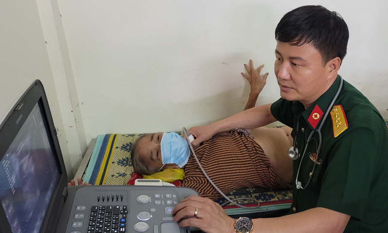 Bác sỹ Nguyễn Xuân Thành khám bệnh cho người dân xã miền núi Trường Sơn