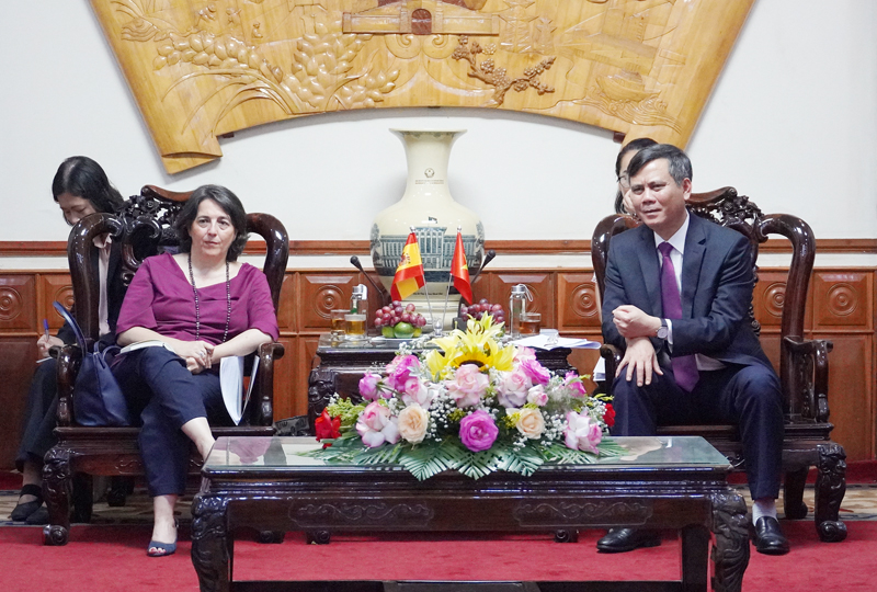 Đồng chí Chủ tịch UBND tỉnh Trần Thắng và bà Pilar Méndez Jiménez - Đại sứ đặc mệnh toàn quyền Vương quốc Tây Ban Nha tại Việt Nam trao đổi các nội dung liên quan đến hợp tác đầu tư.