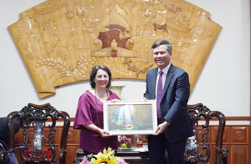 Đồng chí Chủ tịch UBND tỉnh Trần Thắng tặng quà cho bà Pilar Méndez Jiménez.