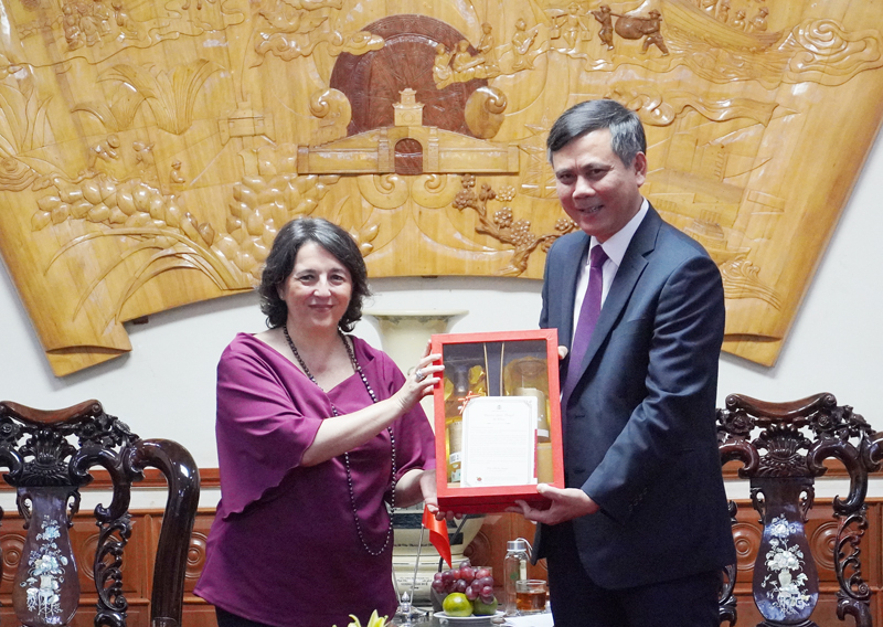 Bà Pilar Méndez Jiménez - Đại sứ đặc mệnh toàn quyền Vương quốc Tây Ban Nha tại Việt Nam tặng quà cho đồng chí Chủ tịch UBND tỉnh Trần Thắng.