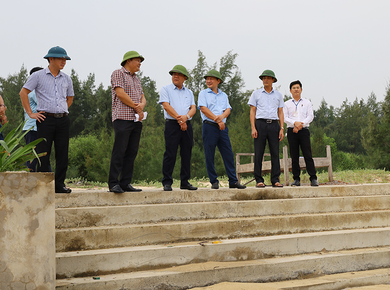 Đoàn kiểm tra nghe báo cáo tình hình thi công kè biển Hải Thành-Quang Phú.