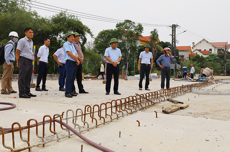 Đoàn kiểm tra công trình tại Dự án xây dựng nâng cấp các tuyến đường giao thông và hệ thống hạ tầng khu vực trung tâm thành phố (đoạn qua phường Bắc Nghĩa).