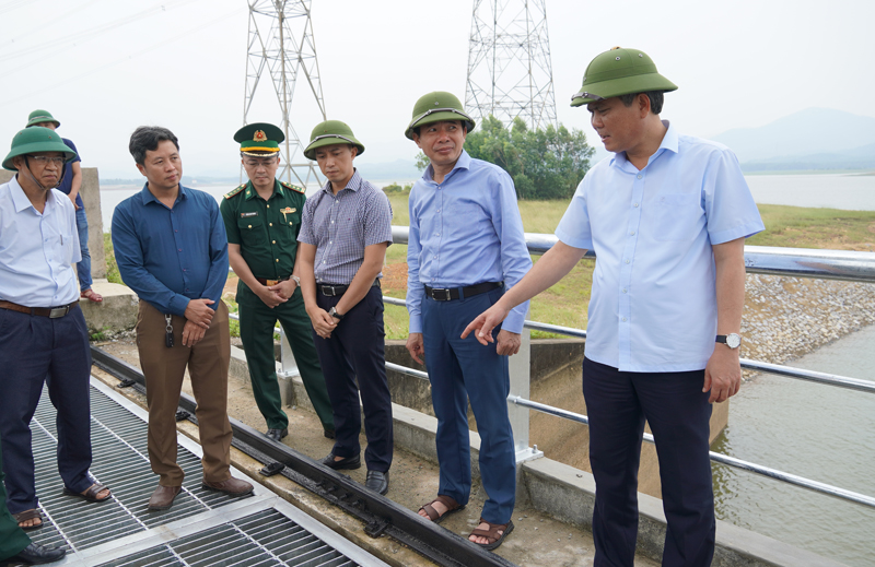 Đồng chí Chủ tịch UBND tỉnh Trần Thắng và đoàn công tác kiểm tra công tác vận hành hồ thủy lợi Phú Vinh