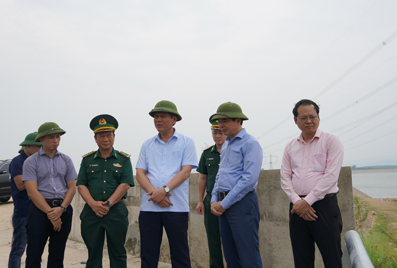 Đồng chí Chủ tịch UBND tỉnh Trần Thắng yêu cầu TP. Đồng Hới rà soát lại các khu vực xung yếu có nguy cơ bị ảnh hưởng do mưa lũ.