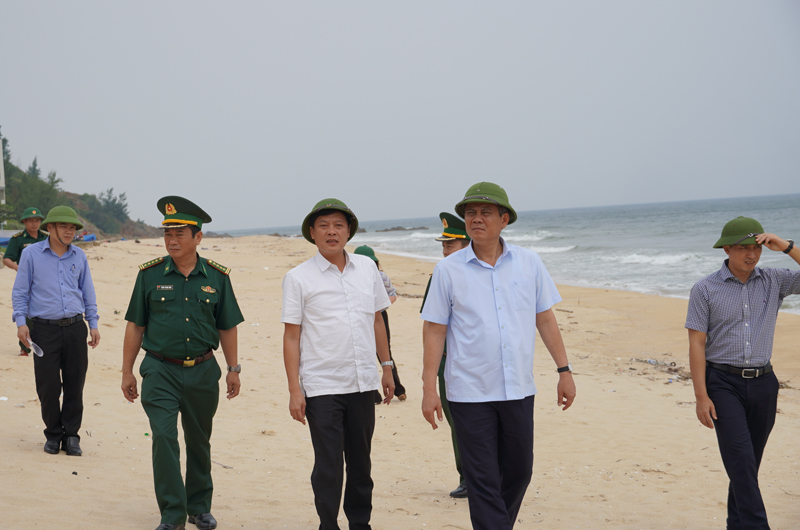 Đồng chí Chủ tịch UBND tỉnh Trần Thắng và đoàn công tác đi kiểm tra tuyến kè biển xã Hải Phú, huyện Bố Trạch.