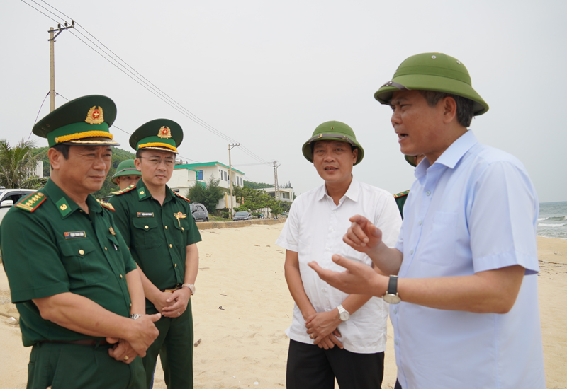 Đồng chí Chủ tịch UBND tỉnh Trần Thắng yêu cầu UBND huyện Bố Trạch rà soát lại các khu vực có nguy cơ sạt lở cao để di dời dân khi cần thiết. 