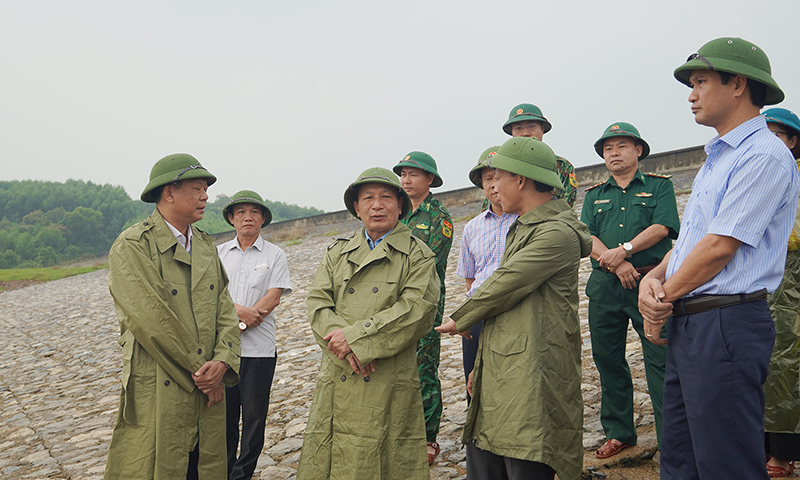 Đồng chí Phó Bí thư Thường trực Tỉnh ủy Trần Hải Châu kiểm tra tình hình tại hồ An Mã (Lệ Thủy).