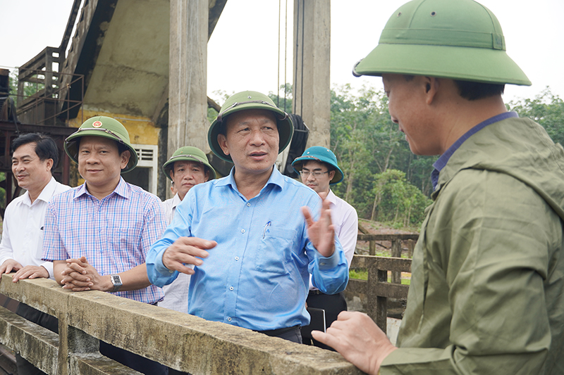 Đồng chí Phó Bí thư Thường trực Tỉnh ủy Trần Hải Châu kiểm tra tình hình tại hồ Phú Hòa (Lệ Thủy).