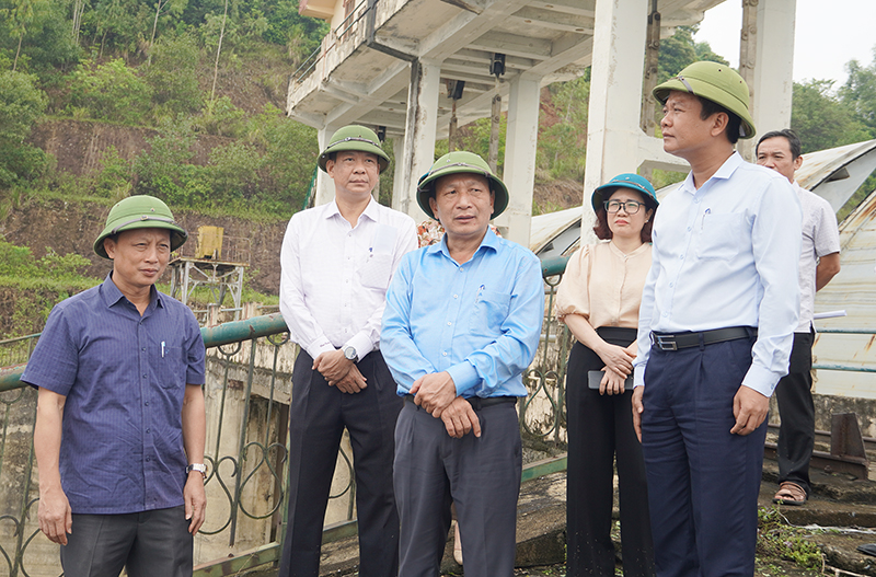 Đồng chí Phó Bí thư Thường trực Tỉnh ủy Trần Hải Châu kiểm tra tình hình tại hồ Rào Đá (Quảng Ninh).