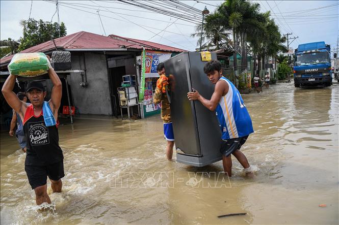 Người dân sơ tán khỏi vùng ngập lụt do siêu bão Noru tại San Ildefonso, Bulacan, Philippines, ngày 26/9/2022. Ảnh: AFP/TTXVN