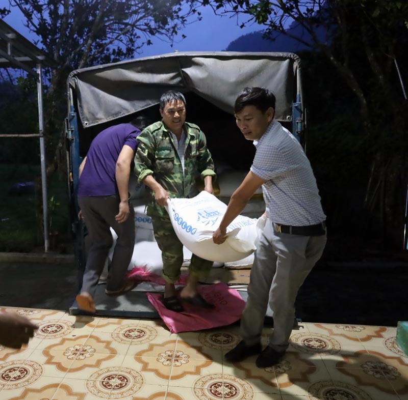 UBND huyện Minh Hóa hỗ trợ xã Thượng Hóa 2 tấn gạo ngay trong đêm 26-9-2022 nhằm giúp đồng bào Rục chủ động ứng phó với bão Noru một cách hiệu quả hơn.