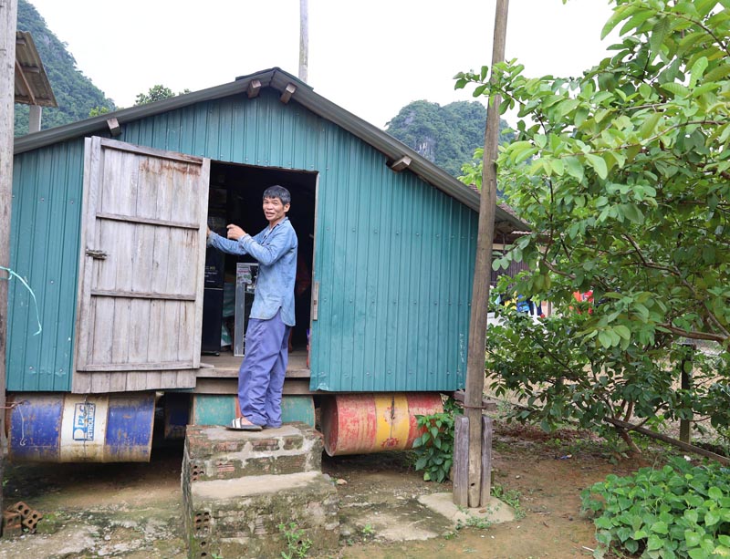 Người dân xã Tân Hóa kiểm tra lại nhà phao để phòng chống bão Noru và mưa lớn một cách hiệu quả hơn.