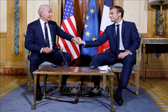 Tổng thống Mỹ Joe Biden và Tổng thống Pháp Emmanuel Macron (phải) tại cuộc gặp ở Rome, Italy, ngày 29/10/2021. Ảnh tư liệu: AFP/TTXVN