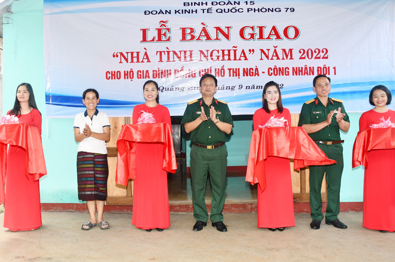 Đoàn Kinh tế-Quốc phòng 79 tổ chức lễ bàn giao nhà tình nghĩa cho gia đình chị Hồ Thị Ngà và anh Hồ Văn Ngoan.