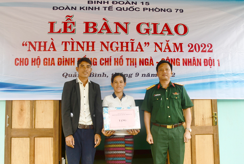 Lãnh đạo Đoàn Kinh tế-Quốc phòng 79chúc mừng chị Hồ Thị Ngà và anh Hồ Văn Ngoan.