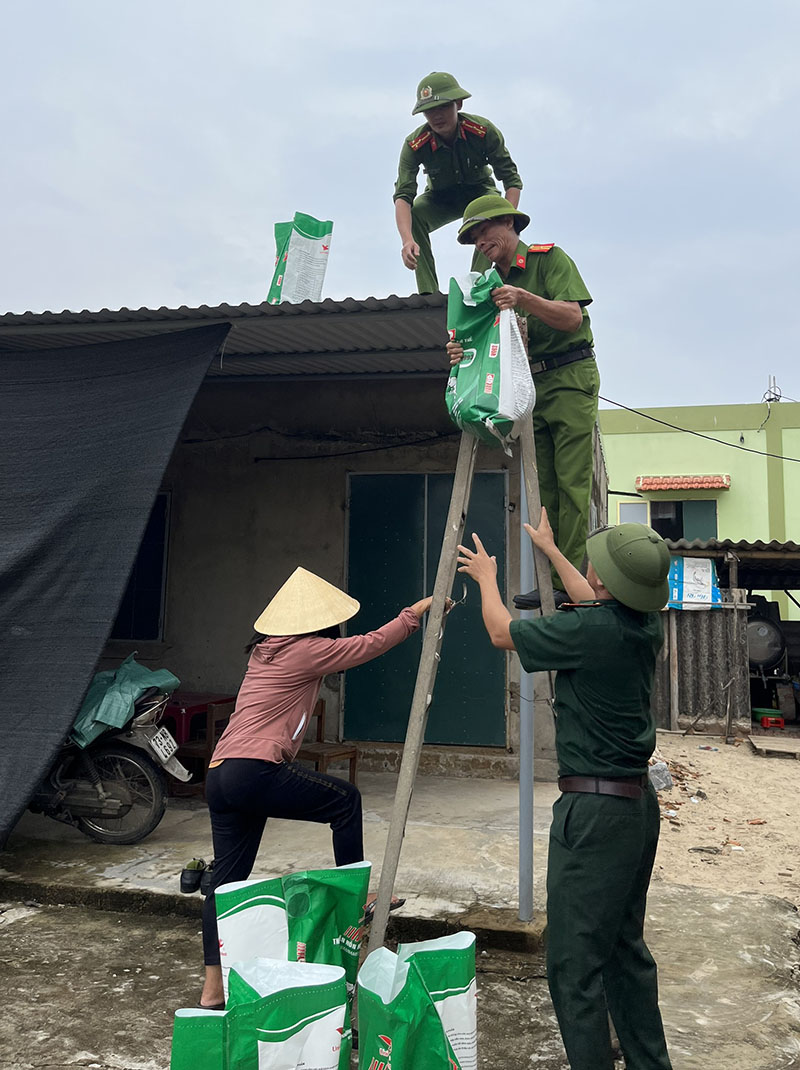 Lực lượng Công an xã Hải Ninh (huyện Quảng Ninh) giúp người dân chằng chống nhà cửa để phòng, chống bão